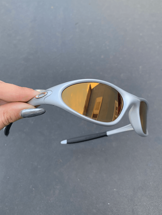 Minute Silver Gold Café