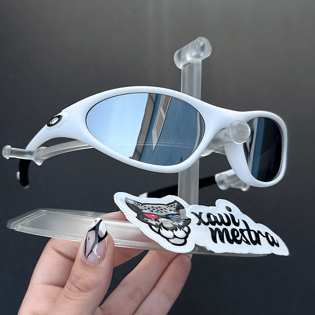 Minute White Liquid Metal