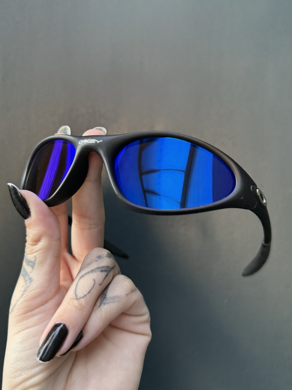 Minute Black Neon Blue
