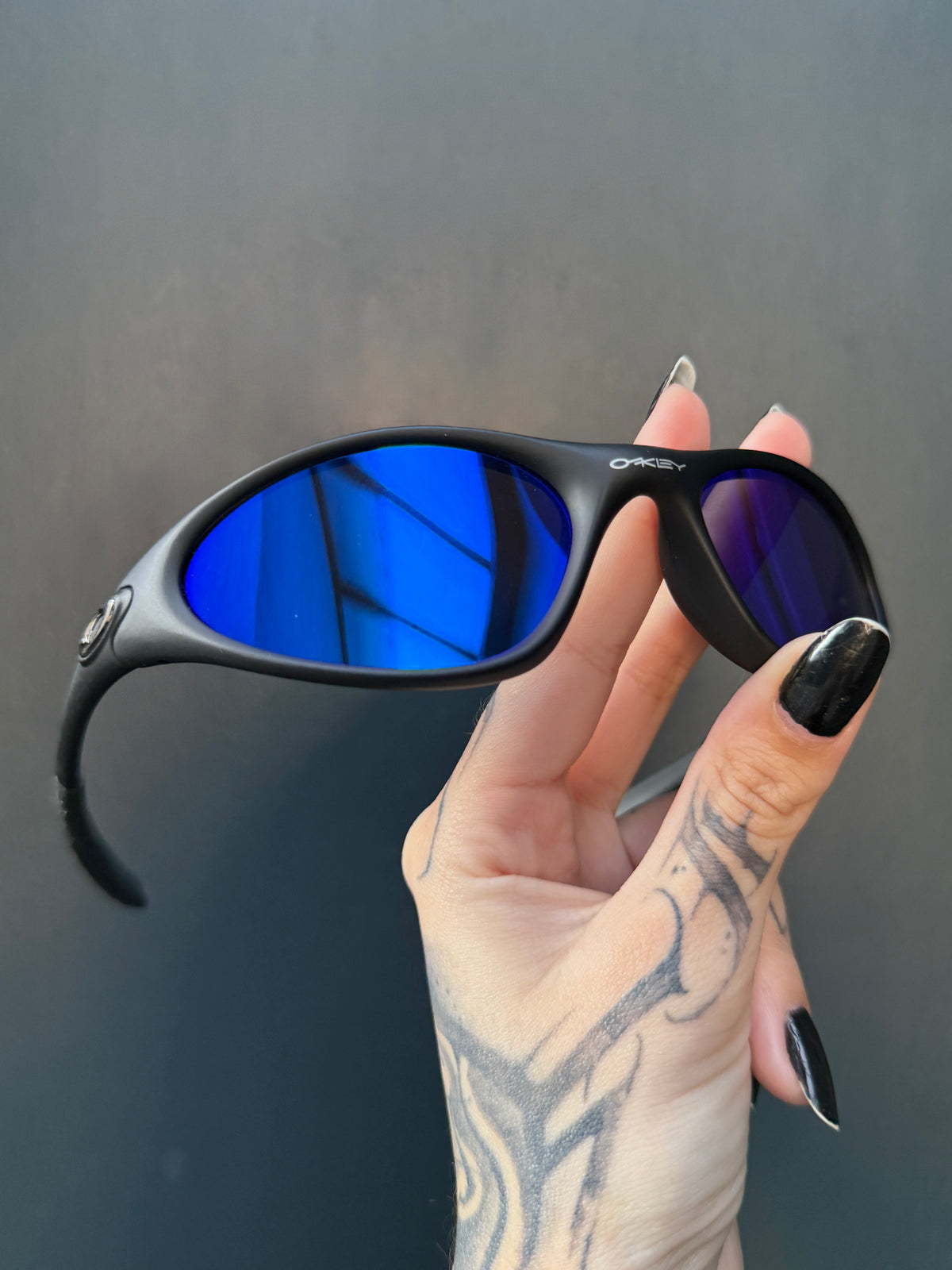 Minute Black Neon Blue