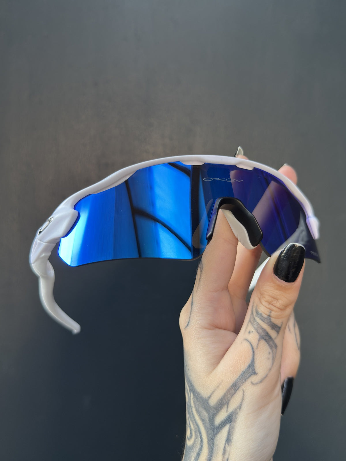 Radar Ev Path White Neon Blue