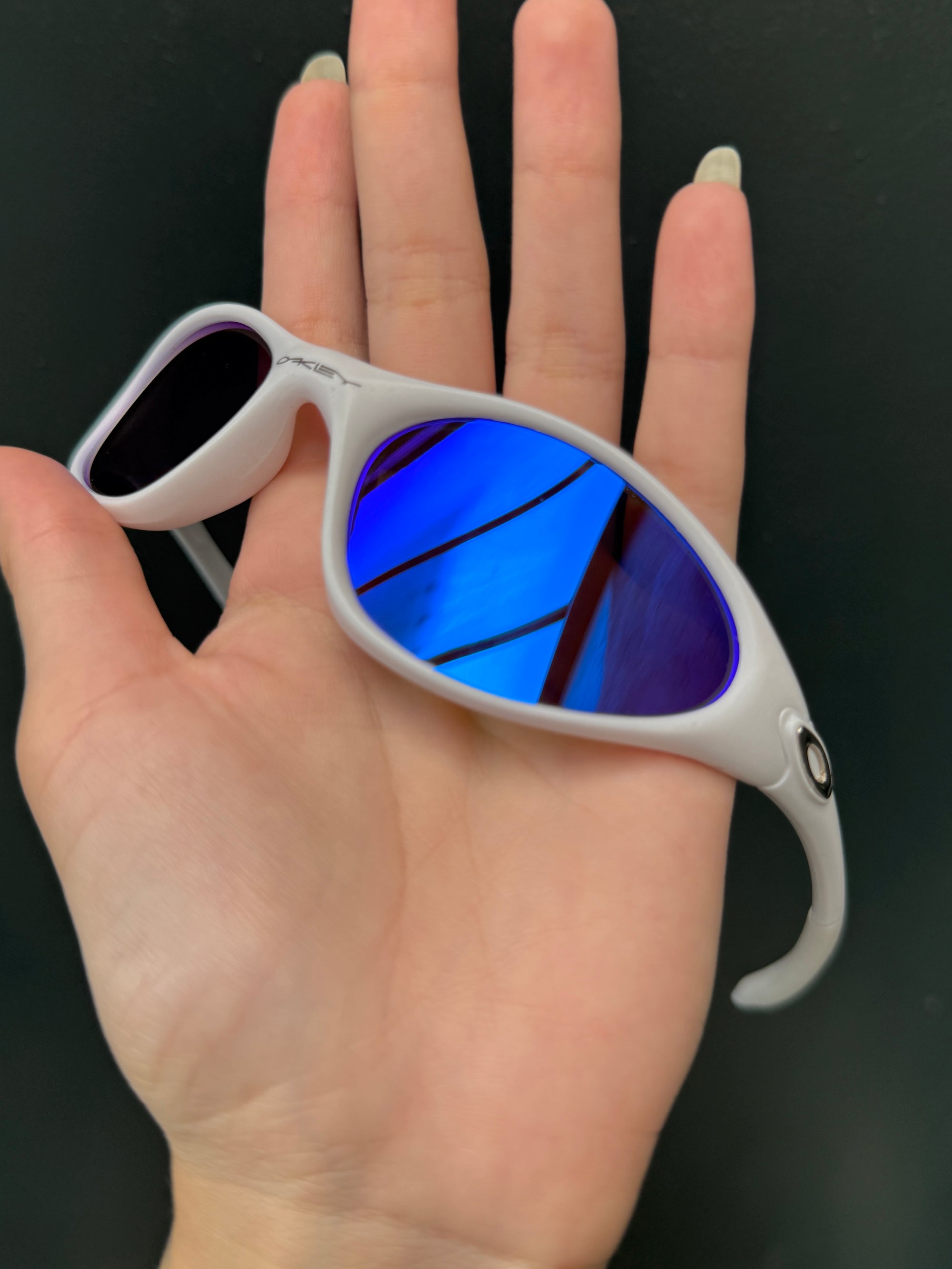 Minute White Neon Blue