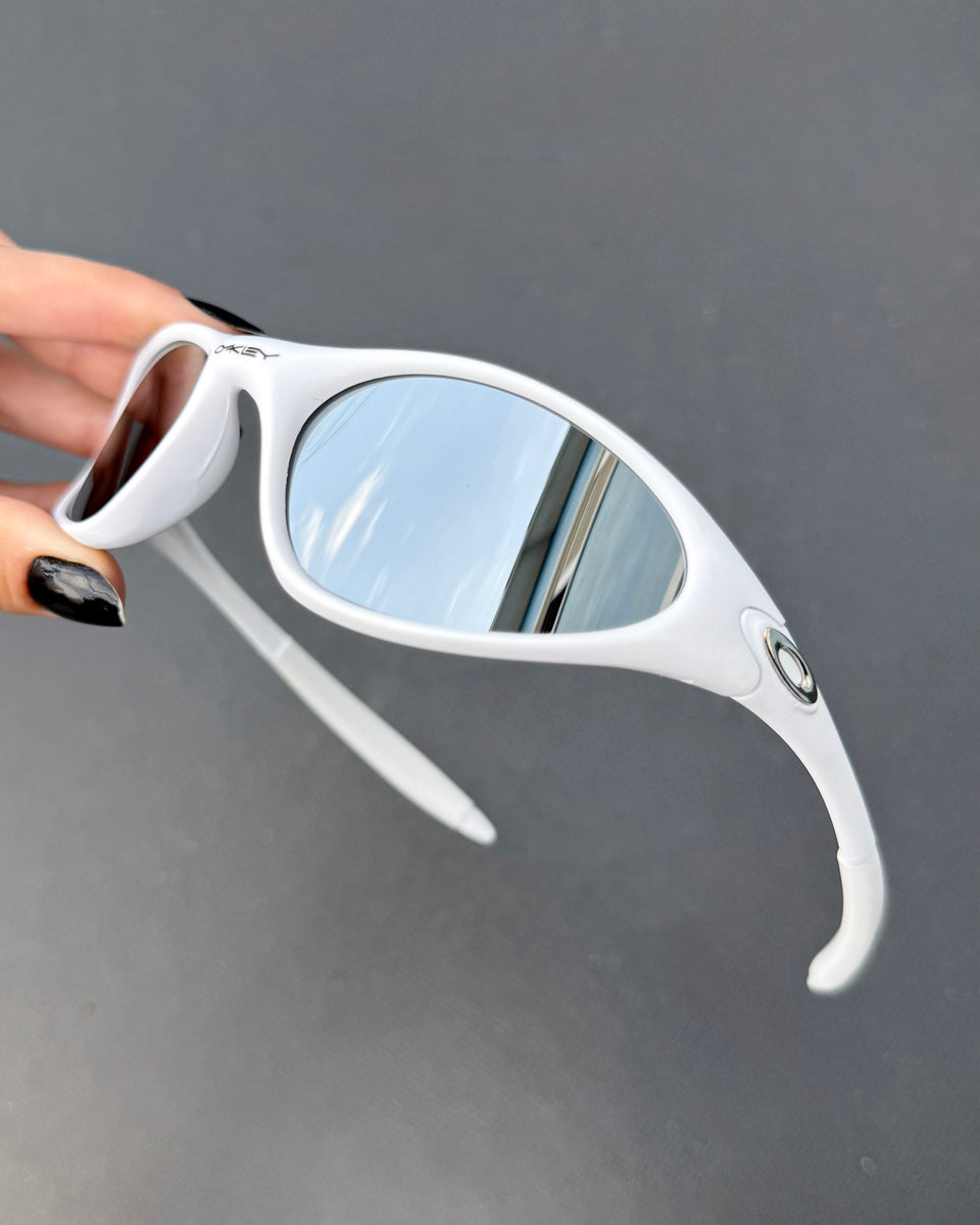Minute White Liquid Metal